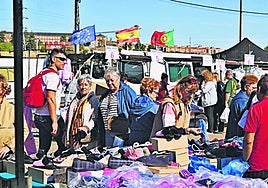 Vendedores y clientes, el domingo pasado en el rastro tras su regreso a La Aldehuela.