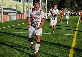 Un eufórico Carrasco celebra su gol perseguido por Abraham y Mancebo.