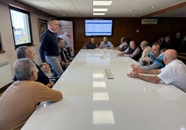 Ganaderos y compradores en el debate del vacuno de carne.