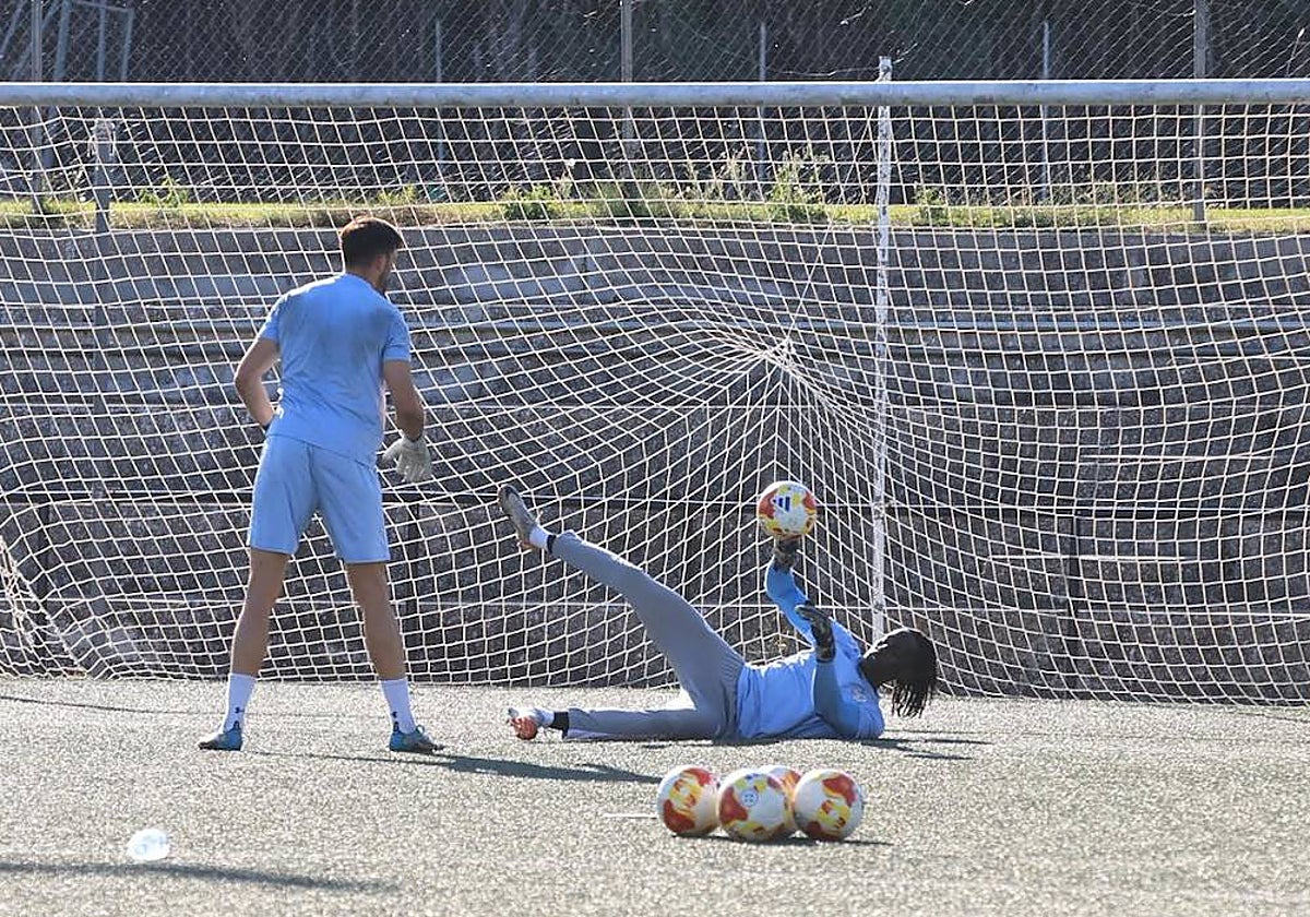 Villanueva y Leo Mendes realizan un ejercicio durante la sesión de este martes.