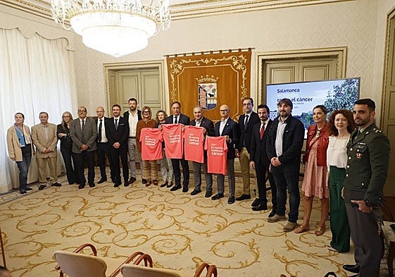 Carlos Carbayo y Ángel Losada, en el centro, junto a voluntarios, autoridades y patrocinadores.