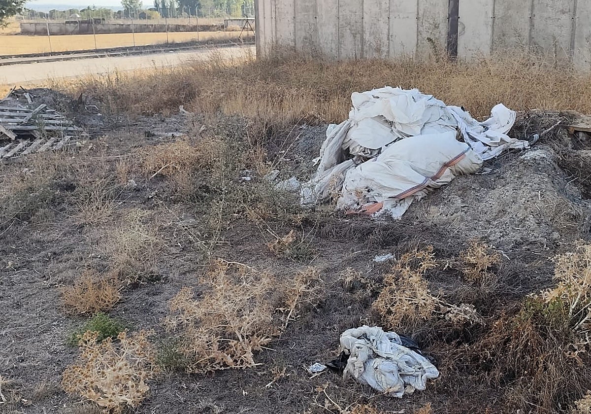 Deshechos en lo que debería ser una zona verde del polígono de Peñaranda.