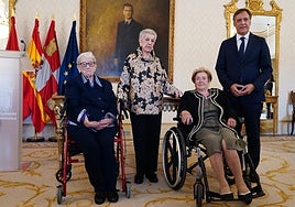 Teresa Hierro Pajón, Celedonia Velázquez Maíllo y María Serrano Serrano, esta mañana, junto al alcalde, Carlos García Carbayo.