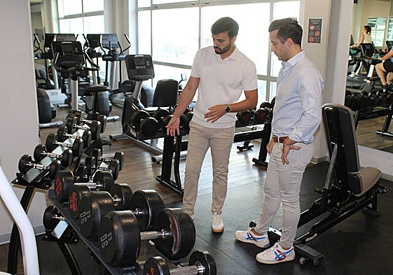 José Santomé muestra las nuevas adquisiciones al concejal, Jesús Manuel Hernández.