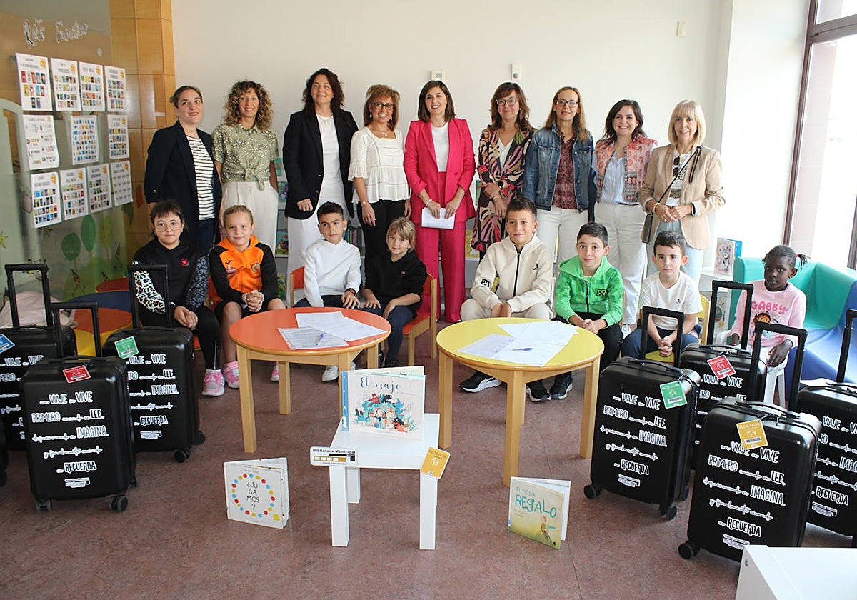 La entrega tuvo lugar en la biblioteca.