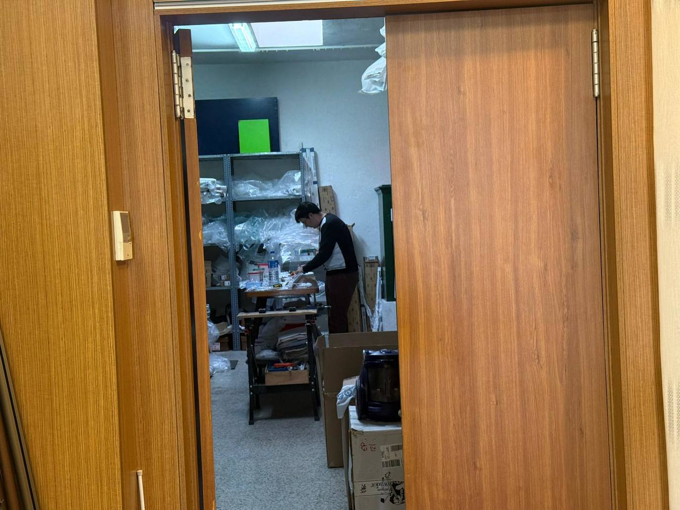 Cristian Carrascal, trabajando en el interior de Cortinas Emilio Paradinas.