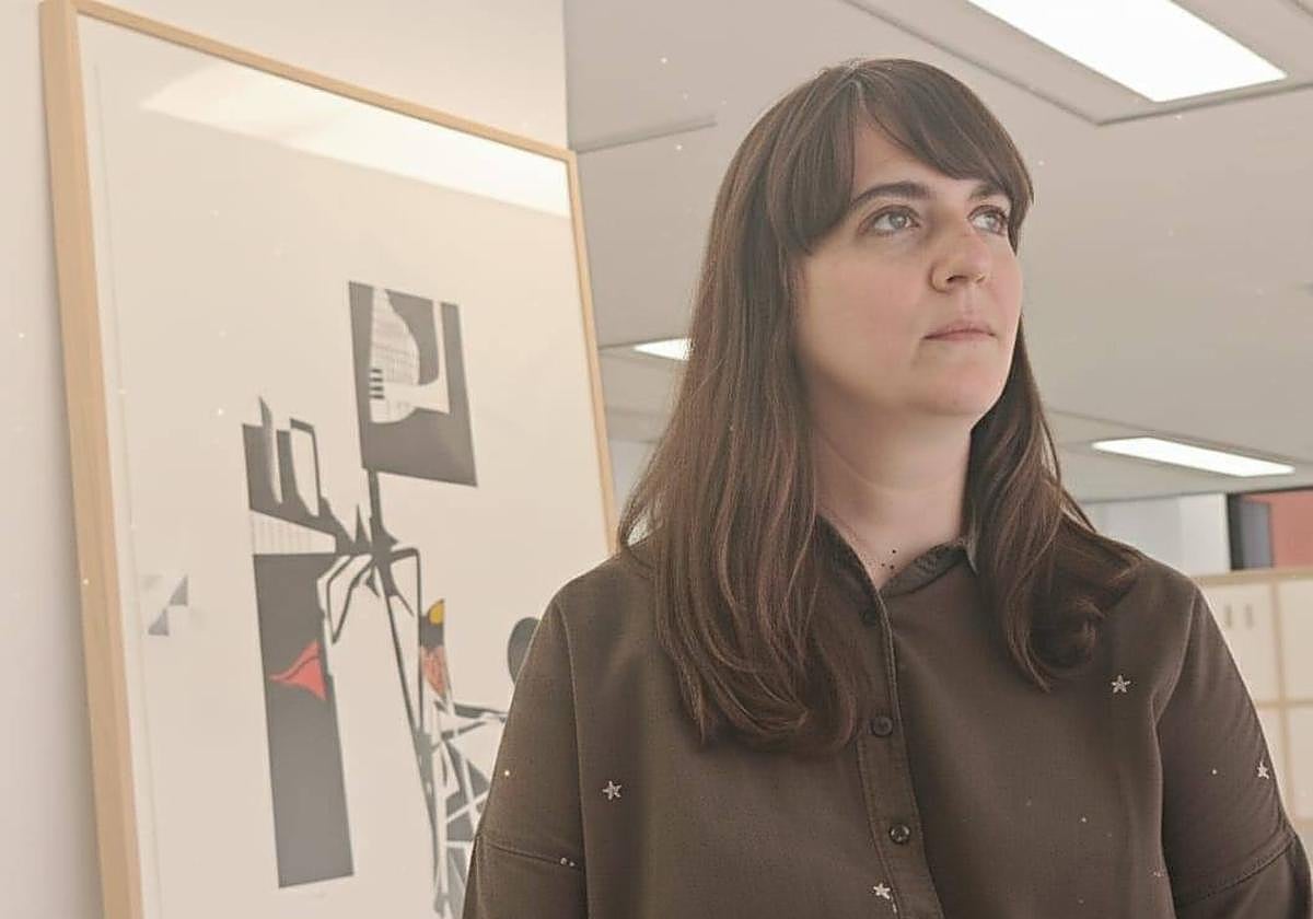 Abigail Lazkoz, en el DA2, ante su obra.