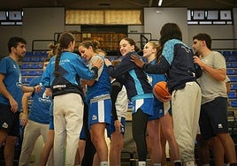 Las jugadoras de Avenida y los técnicos, en uno de sus gestos de ánimo habituales en los entrenamientos.