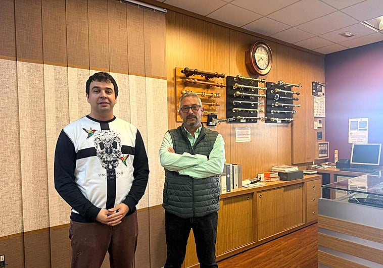 Cristian Carrascal y Alberto Vicente, en la entrada de Cortinas Emilio Paradinas.