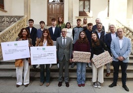 Floto de familia de todos los premiados, junto al presidente de la Diputación, otros diputados y profesores.