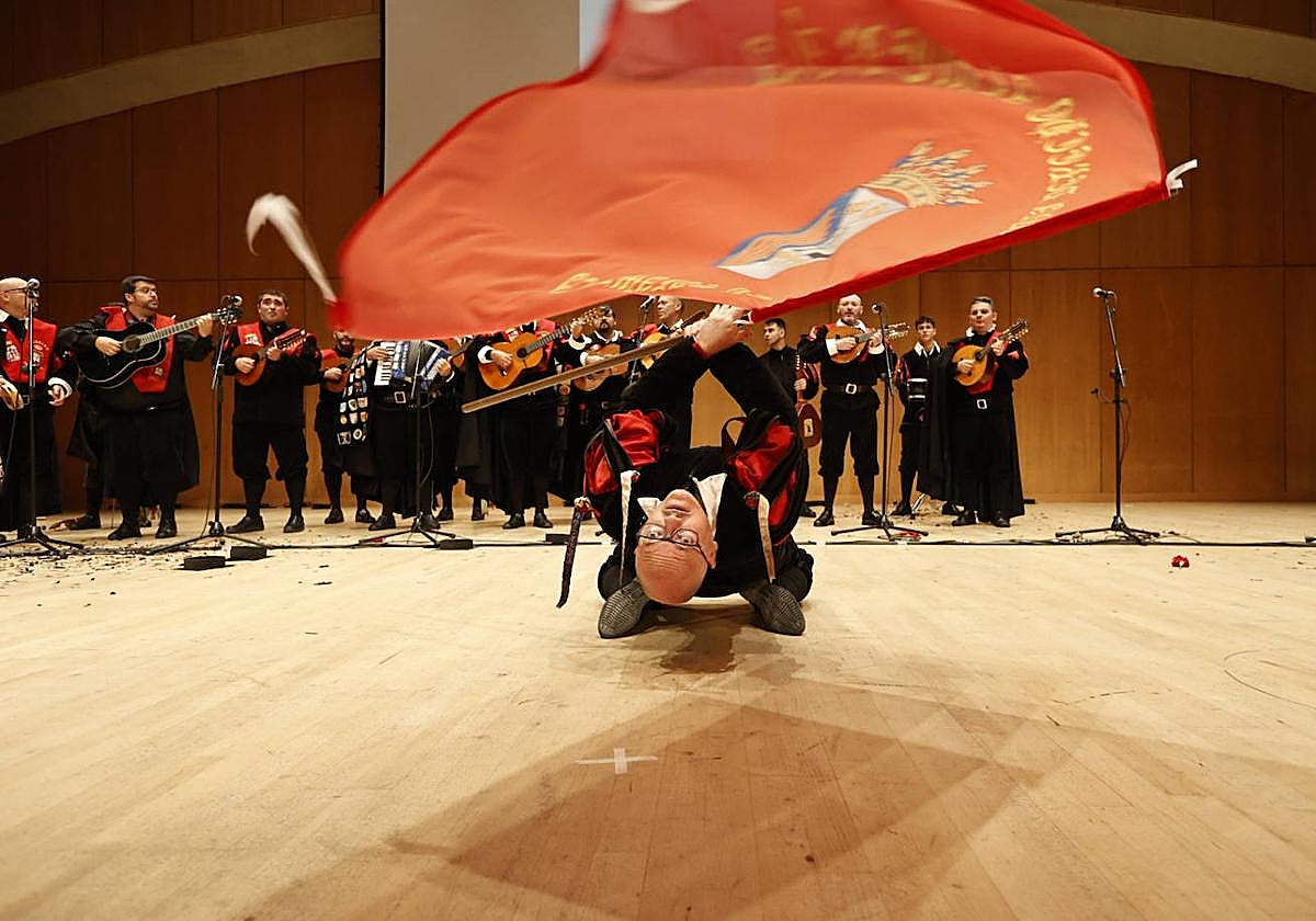 Baile en el certamen nacional de tunas de Derecho en Salamanca.
