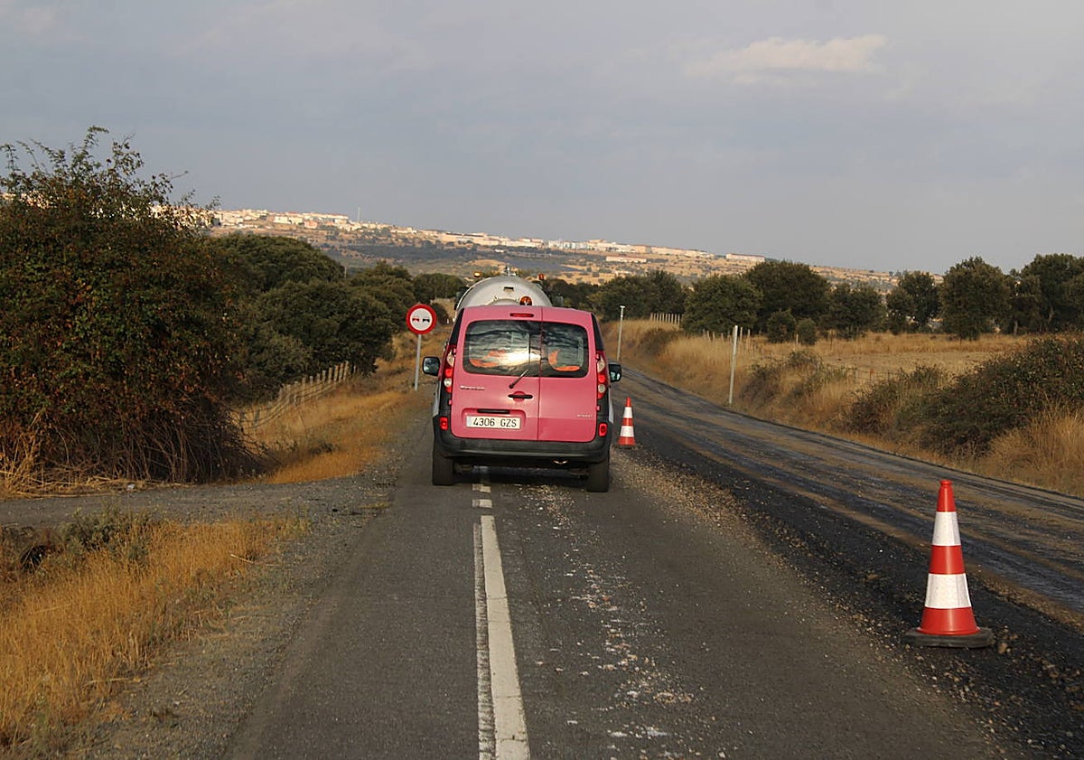 Imagen principal - Imagen de las obras, que han comenzado por el carril derecho en sentido Guijuelo.
