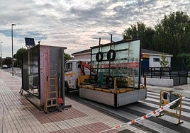 Sustitución de los cristales dañados en una de las marquesinas de Carbajosa.