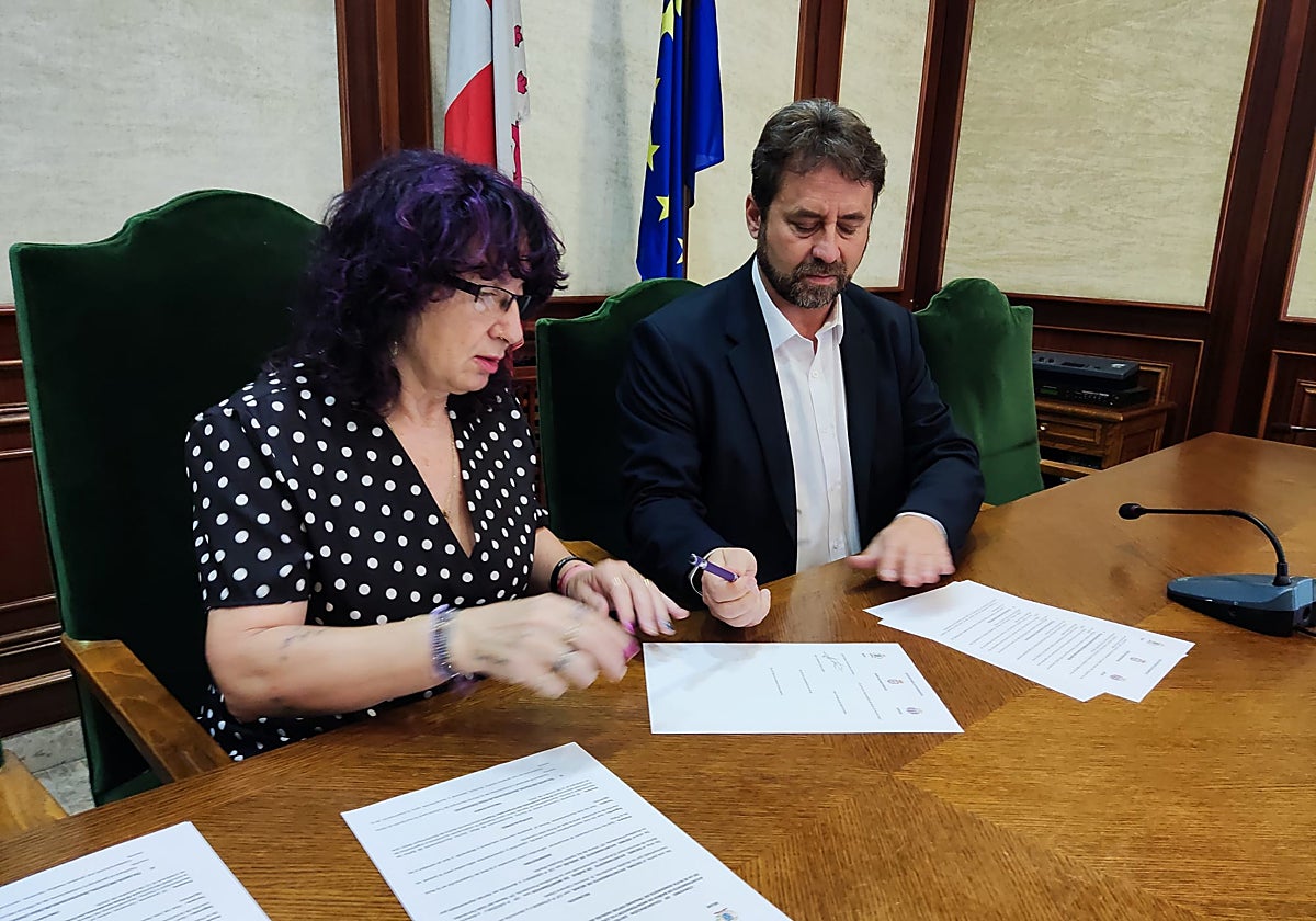 Nieves del Vado y Antonio Cámara firmaron ayer el convenio de colaboración entre Béjar, Baños y Hervás.