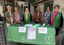 Las concejalas apoyaron a las voluntarias presentes en la mesa colocada este jueves.