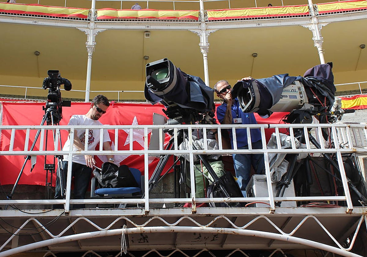 Cámaras de televisión en la plaza de Las Ventas de Madrid.