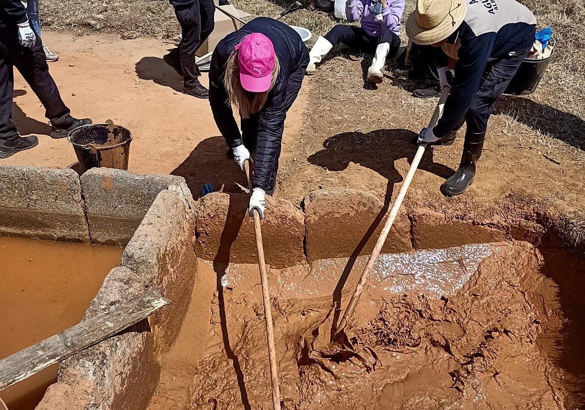 Acción formativa en el coladero que ha restaurado el Consistorio albense para preservar su estructura.