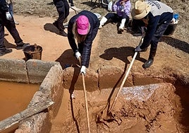 Acción formativa en el coladero que ha restaurado el Consistorio albense para preservar su estructura.