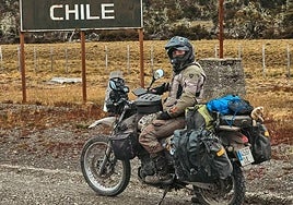 Félix, entrando en Chile durante el recorrido por el continente americano.