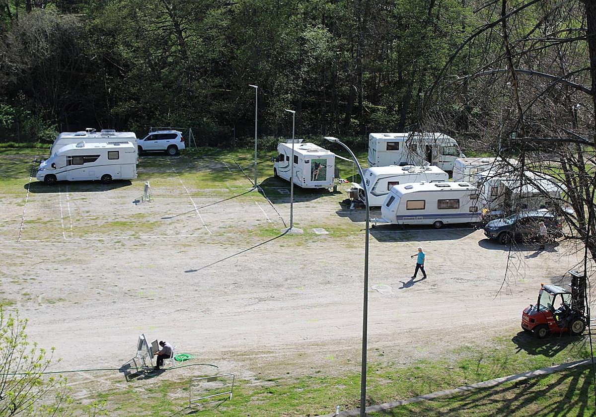 Varias autocaravanas, aparcadas en Salamanca.