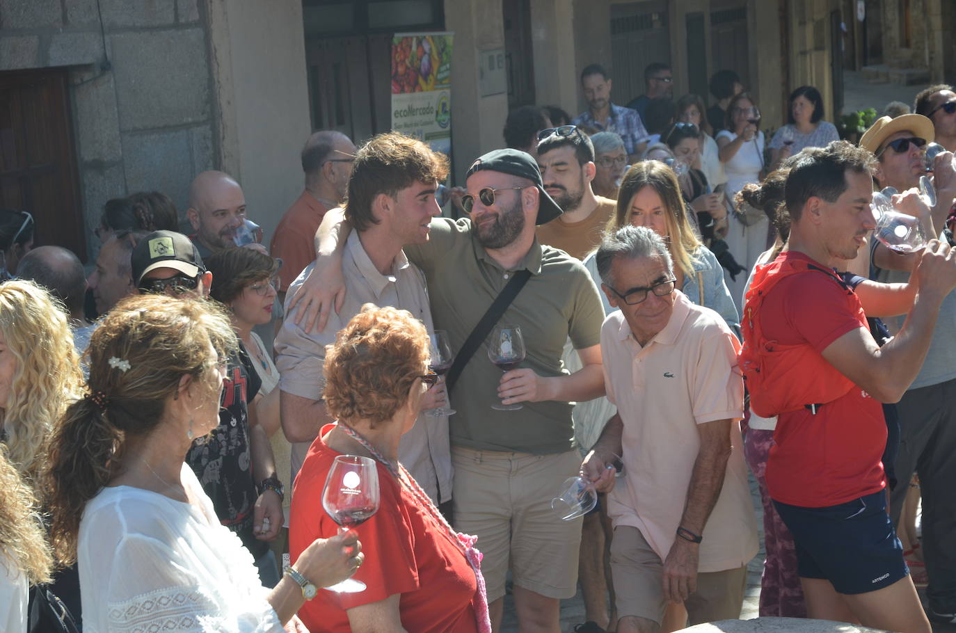 Gran brindis inaugural en la plaza.