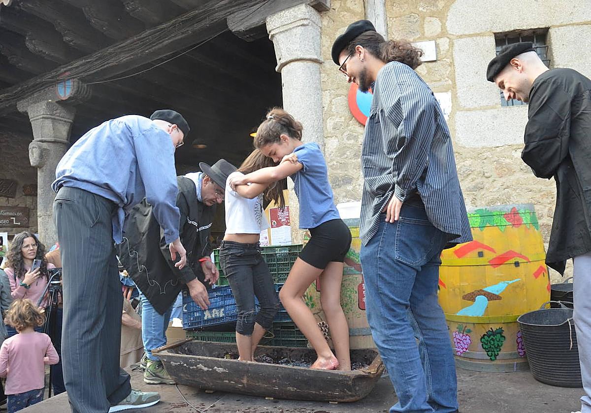 Pisada de la uva con teatralización y participación popular.