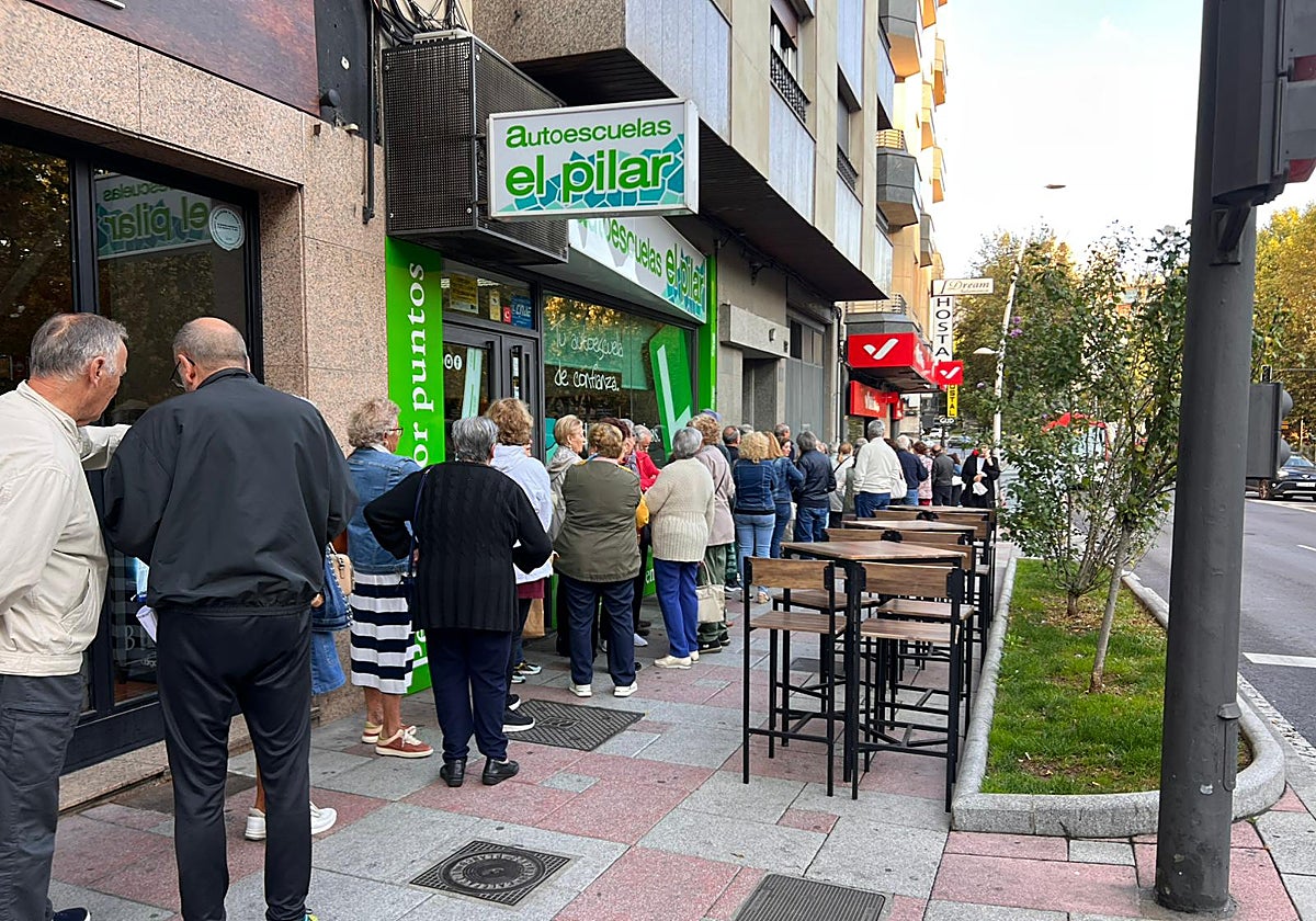 Colas a la puerta de una agencia de viajes.