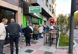 Colas a la puerta de una agencia de viajes.