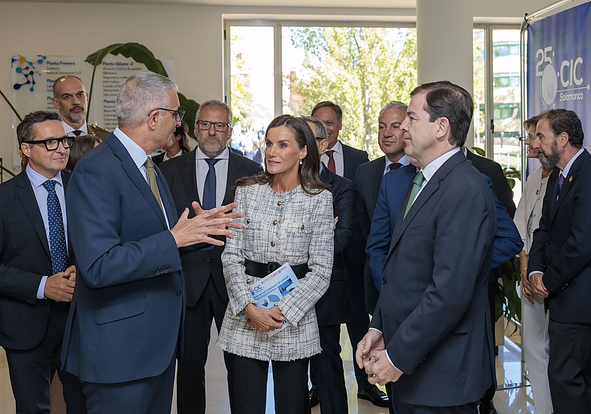 Bustelo, la reina Letizia y Mañueco, en el Centro del Cáncer.
