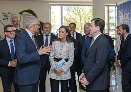 Bustelo, la reina Letizia y Mañueco, en el Centro del Cáncer.