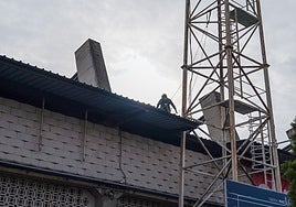 Trabajos en la cubierta del Helmántico el miércoles.