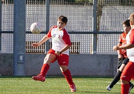 Unai, del Promesas Las Villas alevín, despeja el esférico de su área en un encuentro