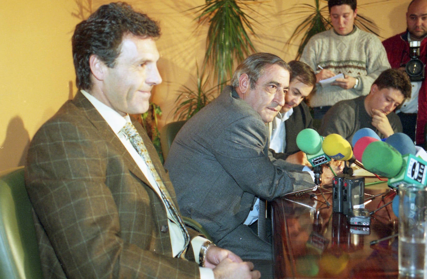 El 4 de enero de 1999 se anuncia la destitución de Miguel Ángel Russo como técnico de la UDS. El día anterior, el equipo había perdido su tercer partido consecutivo, en esta ocasión ante el Espanyol en El Helmántico por 2-3, pese a haber ido ganando 2-0. Russo terminó su periplo salmantino tras dirigir 15 partidos de Liga, con un balance de 4 victorias, 3 empates y 8 derrotas. También estuvo al frente del equipo en una eliminatoria de Copa del Rey ante el Sevilla, que terminó con empate a cero en la ida y derrota 0-2 en la vuelta en El Helmántico. En 15 partidos consiguió más de la mitad de los puntos que la UDS sumó en toda la temporada (15 de 27) y dejó al equipo en el puesto 17. Sin embargo, el conjunto charro terminaría el curso en vigésima y última posición, descendiendo a Segunda tras ser dirigido por Ortuondo y Diarte.