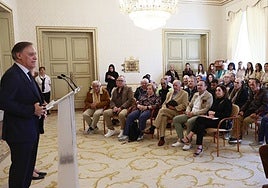 El alcalde, Carlos García Carbayo, dirige unas palabras a los integrantes de AFEMC en el acto con motivo del Día de la Salud Mental.