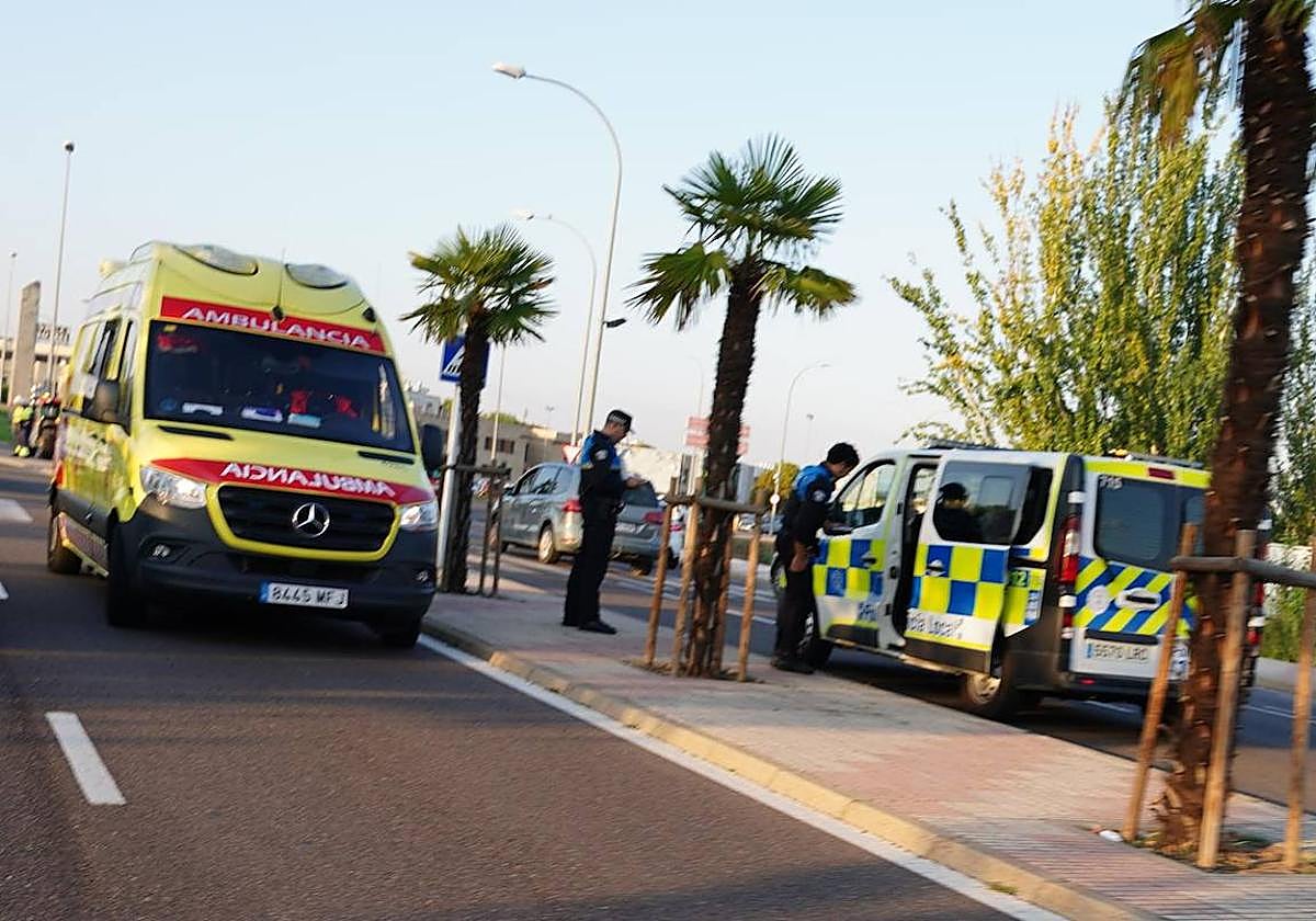 Una ambulancia y la Policía Local, en el puente.