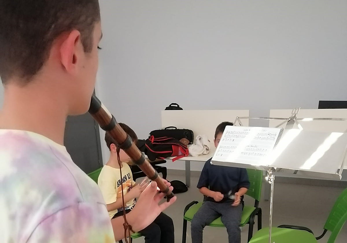 Clase de gaita y tamboril en la Escuela de Música de Alba de Tormes.