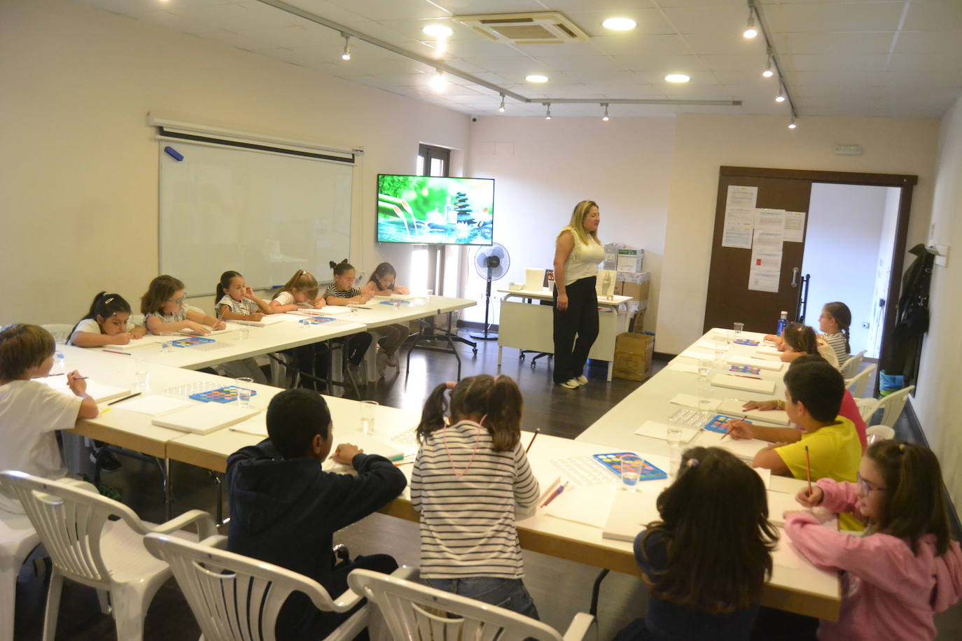 Los jóvenes dibujan el reflejo de su futuro en un original taller en el Centro Joven
