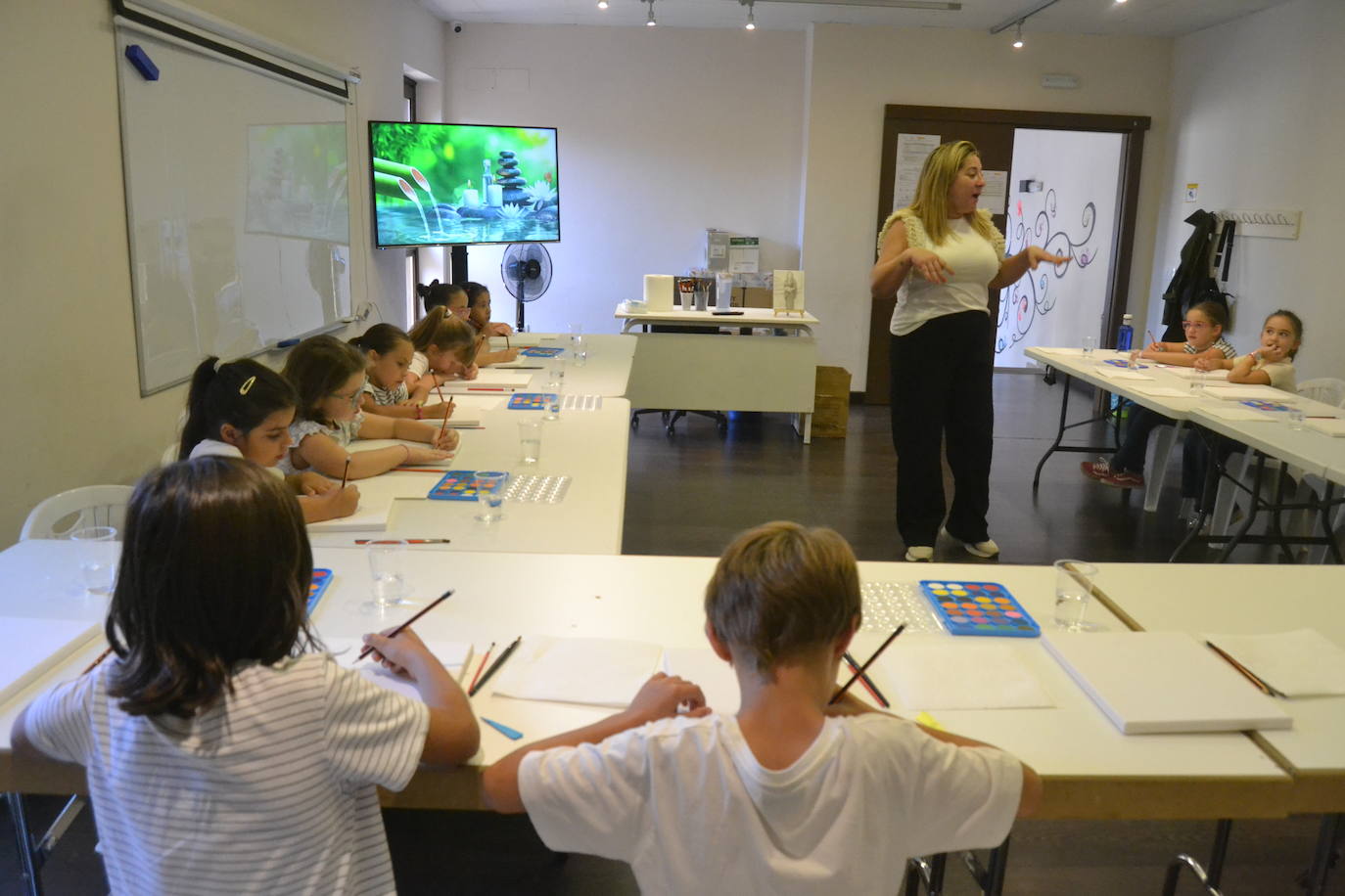 Los jóvenes dibujan el reflejo de su futuro en un original taller en el Centro Joven