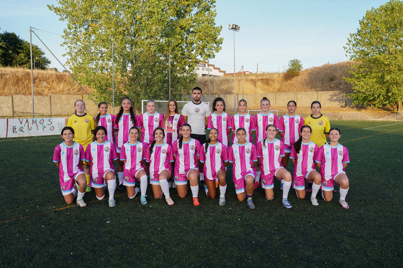 Arriba (de izquierda a derecha): Paula Álvarez, Nahia, Vanesa, Naveira, María, Sergio (d.), Nerea, Claudia Ferreras, Claudia García, Emma García y Ares. Abajo (de izquierda a derecha): Vega Messi, Noelia, Daniela, Yaiza, Esther, Emelin, Alba, Emma Rodríguez, Irene y Leire.