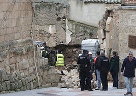 Despliegue tras la caída de un muro en la calle Tentenecio.