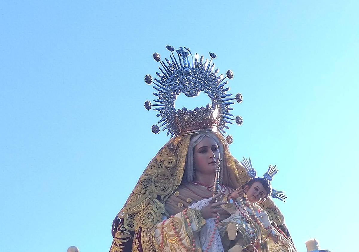 Imagen principal - Imagen donde se aprecia la doblez de la corona tras el golpe.