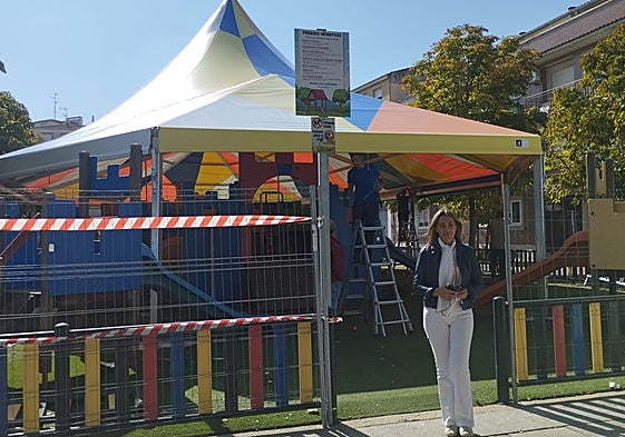 La edil de Obras, Marta Labrador, en el parque del Ángel con la nueva carpa.