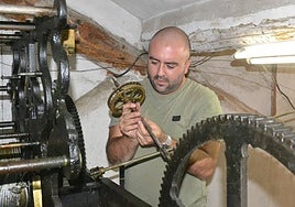 Javier Merino trabajando en el reloj de Ciudad Rodrigo
