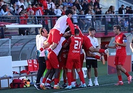 Piña de los jugadores del Santa MArta celebrando el gol de Minisúper.