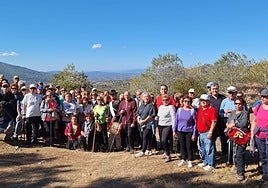 Participantes en la ruta de senderismo por las inmediaciones de La Hoya para conocer la riqueza natural de la comarca de Béjar