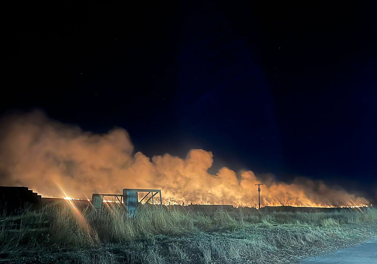 Vista de las llamas declaradas de madrugada en Valdecarros.
