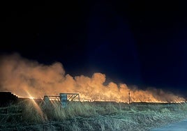 Vista de las llamas declaradas de madrugada en Valdecarros.
