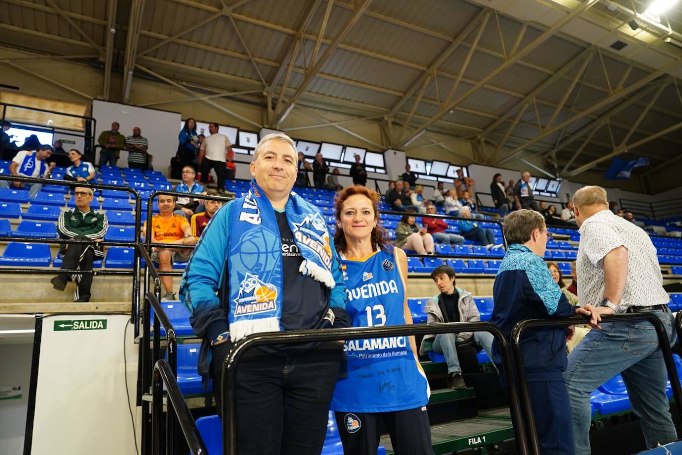 La afición no falló a Avenida en su debut liguero en casa: búscate en la grada