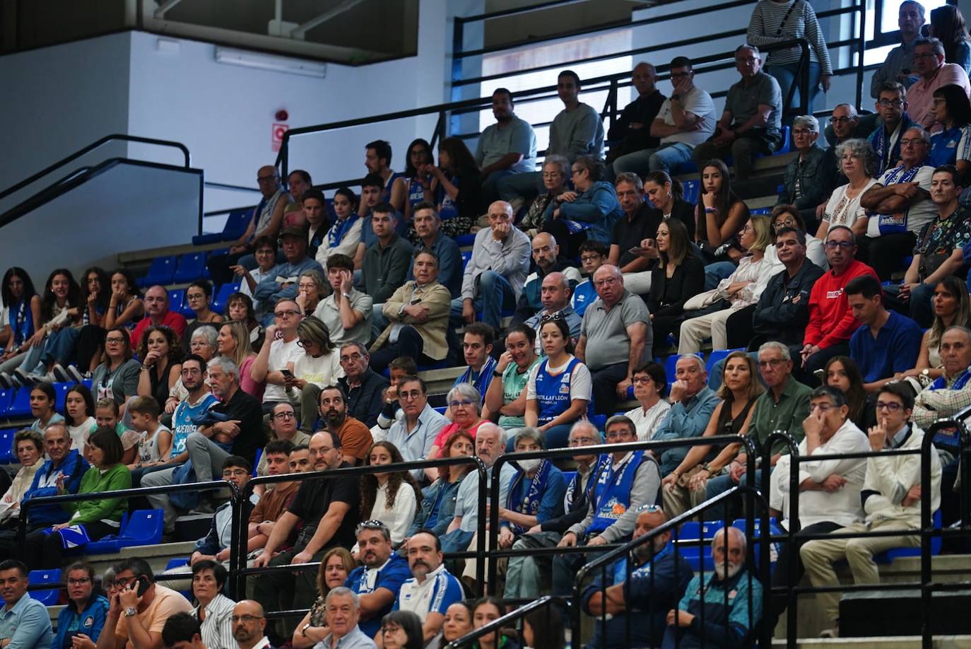 La afición no falló a Avenida en su debut liguero en casa: búscate en la grada