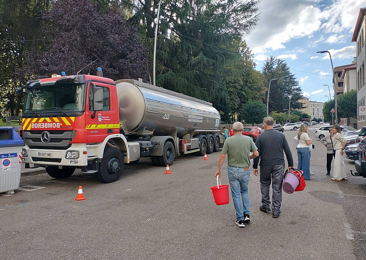 Imagen secundaria 1 - Zona de la avería y vecinos en la plaza de Santa Teresa con cubos para recoger agua.